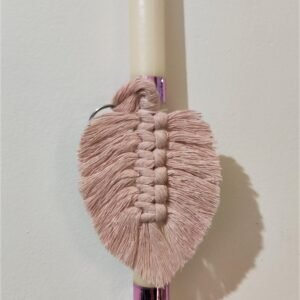 Πασχαλινή λαμπάδα με διακοσμητικό φτερό με τη μορφή τέχνης μακραμέ.