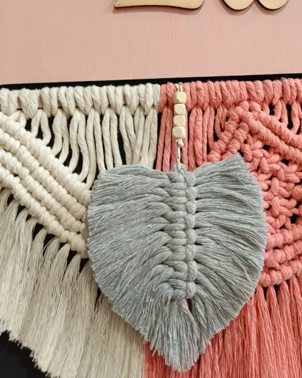 Χειροποίητο διακοσμητικό τοίχου macrame με ξύλινο στοιχείο κα το όνομα της επιλογής σας. Custom made στις δικές ανάγκες και προτιμήσεις.