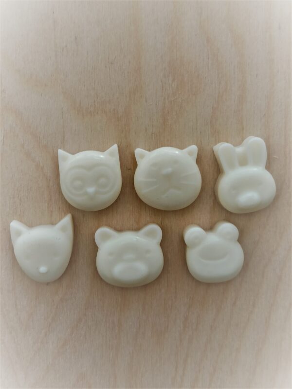 Mπομπονιέρα waxmelts “mini animals”, από κερί σόγιας, για την βάπτιση. Στο χρώμα και στο άρωμα της επιλογής σας. Η συσκευασία περιέχει 6 τεμάχια wax melts. Περιλαμβάνει 3 κουφέτα.