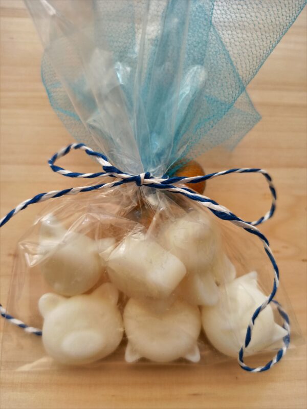 Mπομπονιέρα waxmelts “mini animals”, από κερί σόγιας, για την βάπτιση. Στο χρώμα και στο άρωμα της επιλογής σας. Η συσκευασία περιέχει 6 τεμάχια wax melts. Περιλαμβάνει 3 κουφέτα.