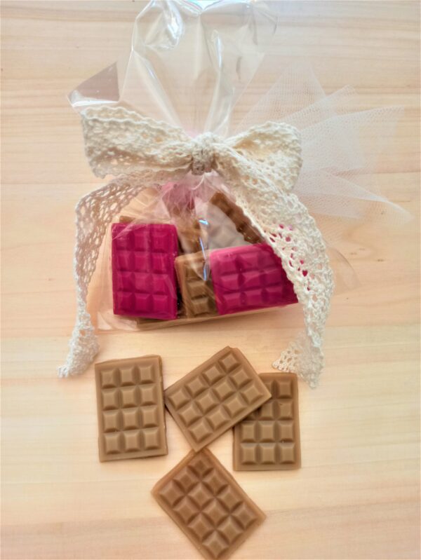 Mπομπονιέρα waxmelts “Chocolate”, από κερί σόγιας, για το γάμο ή την βάπτιση. Στο χρώμα και στο άρωμα της επιλογής σας. Η συσκευασία περιέχει 6 τεμάχια wax melts. Περιλαμβάνει 3 κουφέτα.