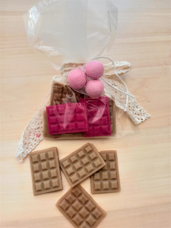 Mπομπονιέρα waxmelts “Chocolate”, από κερί σόγιας, για το γάμο ή την βάπτιση. Στο χρώμα και στο άρωμα της επιλογής σας. Η συσκευασία περιέχει 6 τεμάχια wax melts. Περιλαμβάνει 3 κουφέτα.