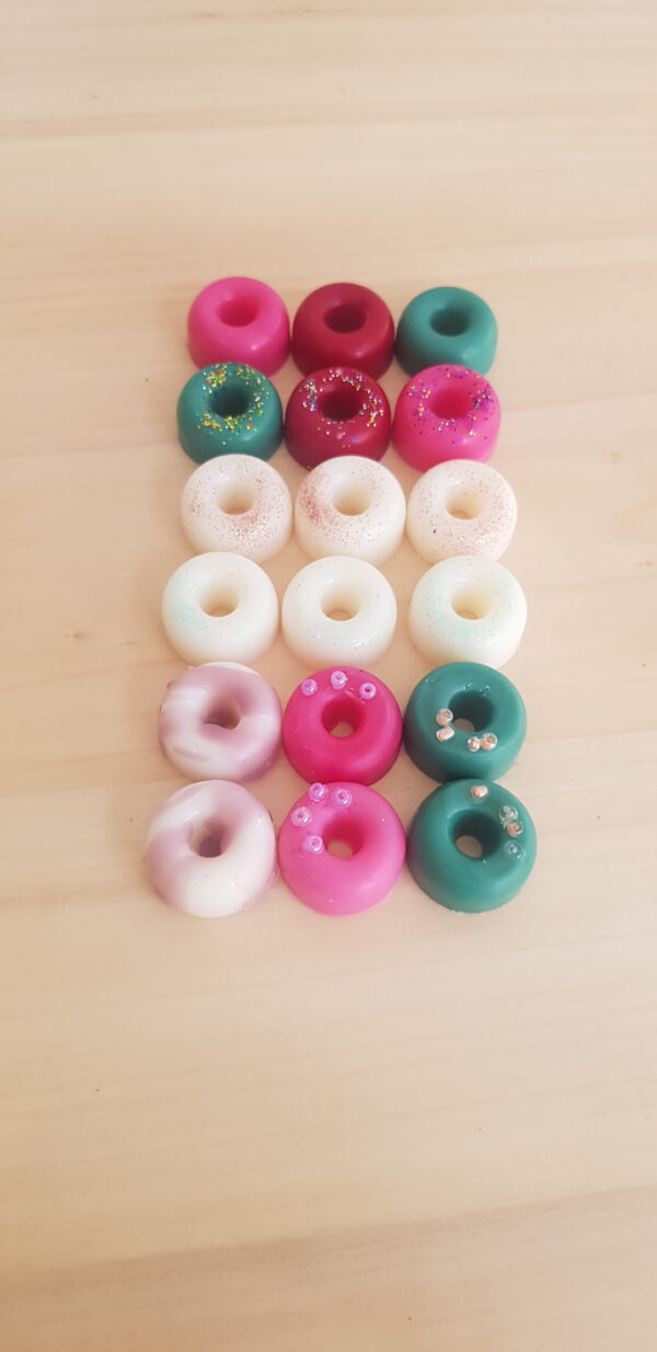 Mπομπονιέρα wax melts “Donuts”, από κερί σόγιας, για το γάμο ή την βάπτιση. Με το χρώμα, το άρωμα και τα διακοσμητικά στοιχεία της επιλογής σας. Η συσκευασία περιέχει 6 τεμάχια wax melts. Περιλαμβάνει 3 κουφέτα.