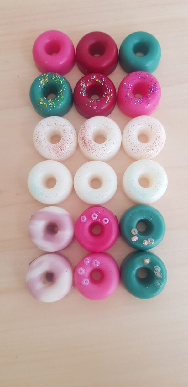 Mπομπονιέρα wax melts “Donuts”, από κερί σόγιας, για το γάμο ή την βάπτιση. Με το χρώμα, το άρωμα και τα διακοσμητικά στοιχεία της επιλογής σας. Η συσκευασία περιέχει 6 τεμάχια wax melts. Περιλαμβάνει 3 κουφέτα.