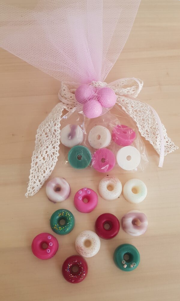 Mπομπονιέρα wax melts “Donuts”, από κερί σόγιας, για το γάμο ή την βάπτιση. Με το χρώμα, το άρωμα και τα διακοσμητικά στοιχεία της επιλογής σας. Η συσκευασία περιέχει 6 τεμάχια wax melts. Περιλαμβάνει 3 κουφέτα.