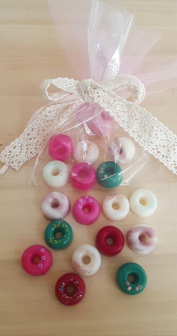 Mπομπονιέρα wax melts “Donuts”, από κερί σόγιας, για το γάμο ή την βάπτιση. Με το χρώμα, το άρωμα και τα διακοσμητικά στοιχεία της επιλογής σας. Η συσκευασία περιέχει 6 τεμάχια wax melts. Περιλαμβάνει 3 κουφέτα.