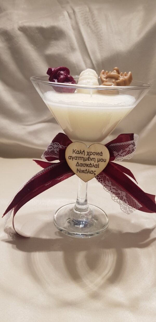 Χειροποίητο κερί σόγιας "Cocktail time" σε ποτήρι κοκτέιλ με wax melts Άγιος Βασίλης, τάρανδος, χιονάνθρωπος και potpourri. Διακοσμημένo με κορδέλες στα χρώματα της επιλογής σας και ξύλινο στοιχείο με τις δικές σας ευχές.