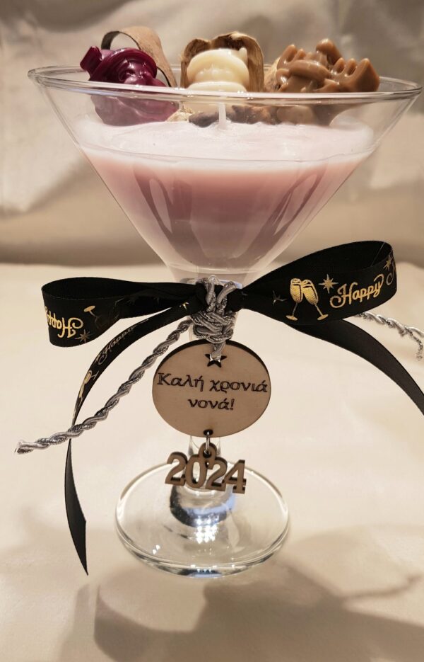 Χειροποίητο κερί σόγιας "Cocktail time" σε ποτήρι κοκτέιλ με wax melts Άγιος Βασίλης, τάρανδος, χιονάνθρωπος και potpourri. Διακοσμημένo με κορδέλες στα χρώματα της επιλογής σας και ξύλινο στοιχείο με τις δικές σας ευχές.