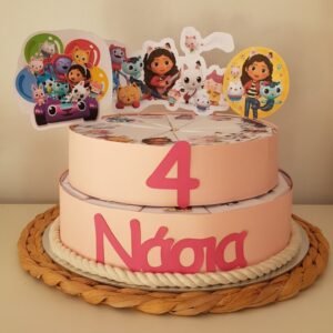 Χειροποίητη χάρτινη τούρτα 24 τεμαχίων  "Το κουκλόσπιτο της Γκάμπι" . Γεμάτη με διάφορες λιχουδιές, ζαχαρωτά και σοκολατάκια. Ιδανική για το σχολείο ή πάρτυ χωρίς ατσαλιά!