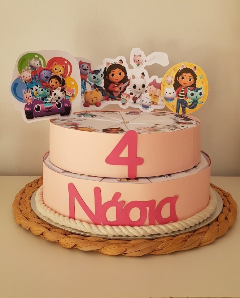 Χειροποίητη χάρτινη τούρτα 24 τεμαχίων "Το κουκλόσπιτο της Γκάμπι" . Γεμάτη με διάφορες λιχουδιές, ζαχαρωτά και σοκολατάκια. Ιδανική για το σχολείο ή πάρτυ χωρίς ατσαλιά!