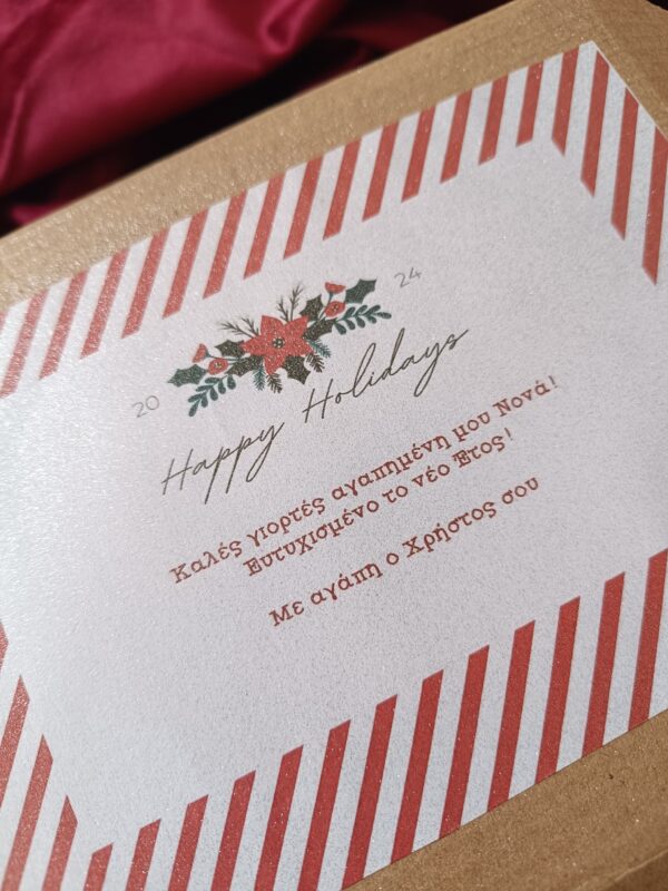 Χριστουγεννιάτικο "Gift box" για τα αγαπημένα σας πρόσωπα. Περιλαμβάνει χειροποίητο ξύλινο γούρι ρόδι για το 2024 και γυάλινο βάζο με χειροποίητα wax melts από κερί σόγιας, αστέρι, τάρανδο, χιονάνθρωπο. Διακοσμημένο με κορδέλες στα χρώματα και αρώματα της επιλογής σας και ξύλινο στοιχείο χαραγμένο με την δικιά σας αφιέρωση. Το κουτί διακοσμείτε με ευχητήρια χριστουγεννιάτικη κάρτα! 