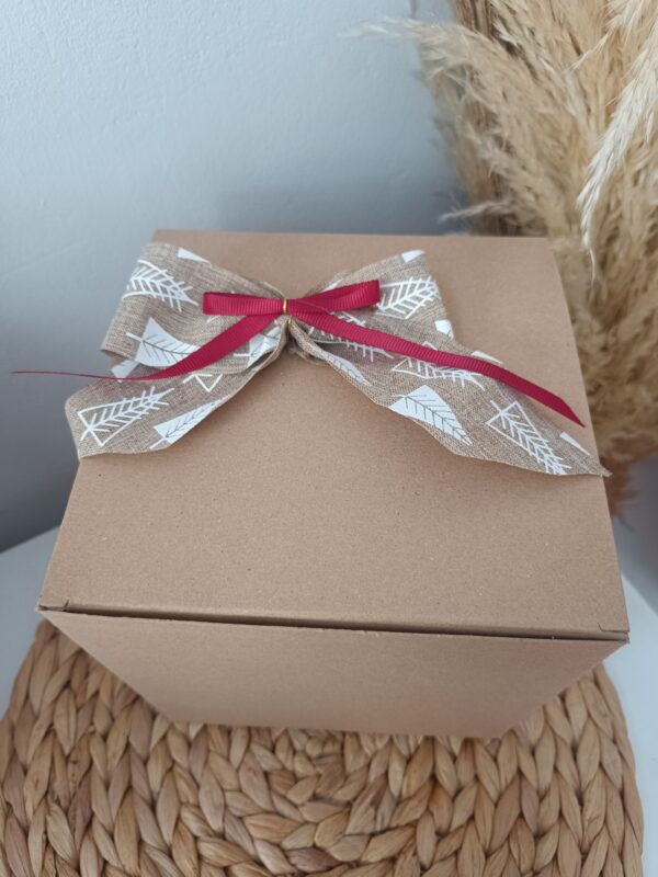 Χριστουγεννιάτικο Gift box "Pumpkin & Candle" για τα αγαπημένα σας πρόσωπα. Περιλαμβάνει χειροποίητη κολοκύθα γούρι για το 2024 και ποτήρι με κερί σόγιας διακοσμημένο με potpourri. Διακοσμημένο με κορδέλες στα χρώματα και αρώματα της επιλογής σας και ξύλινο στοιχείο χαραγμένο με την δικιά σας αφιέρωση.