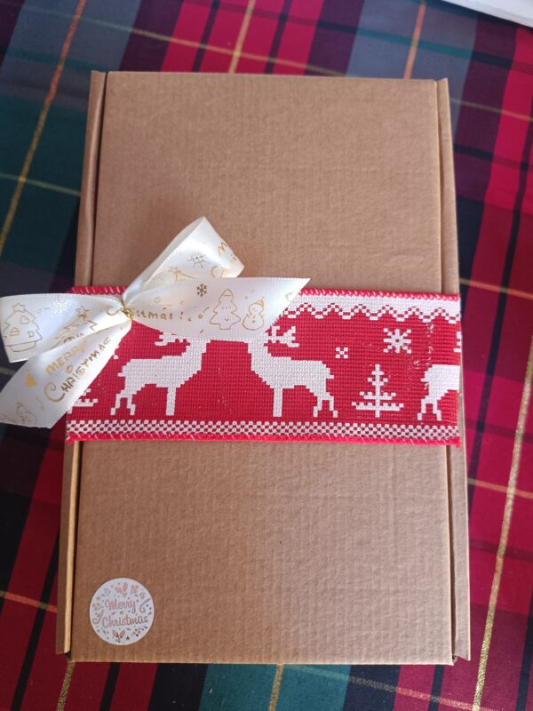 Χριστουγεννιάτικο Gift box "Γούρι & Κερί"  για τα αγαπημένα σας πρόσωπα. Περιλαμβάνει χειροποίητο ξύλινο γούρι για το 2024 με τις δικές σας ευχές και φοντανιέρα με κερί σόγιας διακοσμημένο με  potpourri. Διακοσμημένο με κορδέλες στα χρώματα και αρώματα της επιλογής σας.