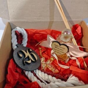 Χριστουγεννιάτικο Gift box "Γούρι, αρωματικό χώρου και μονόγραμμα μπρελόκ"