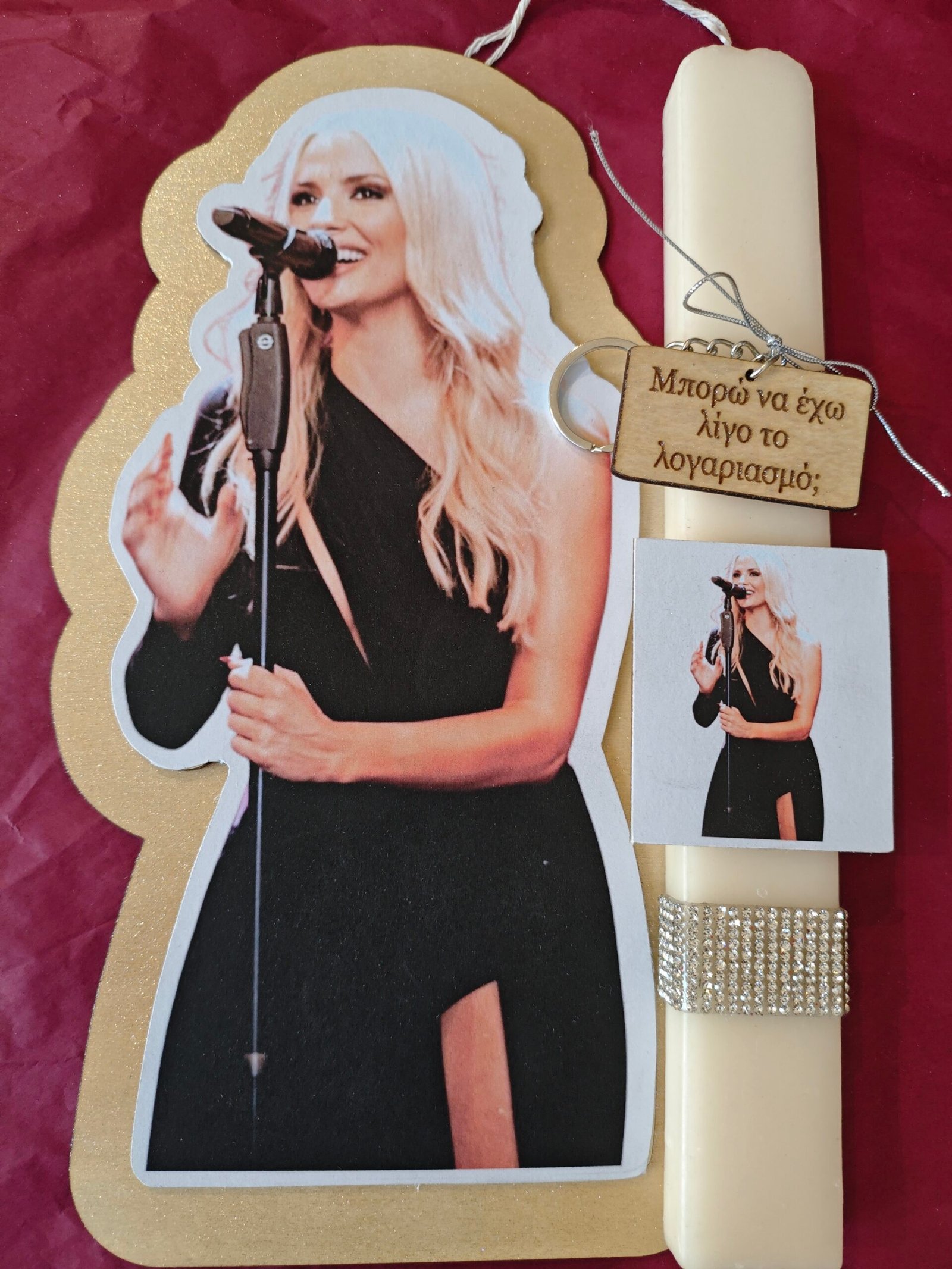 Λαμπάδα "Λιόλου" με εκτυπωμένη ξύλινη πλάτη και μπρελόκ με στίχο