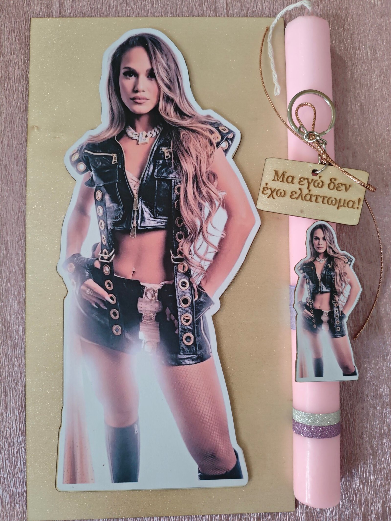 Λαμπάδα "Λίλα" με εκτυπωμένη ξύλινη πλάτη και μπρελόκ με στίχο