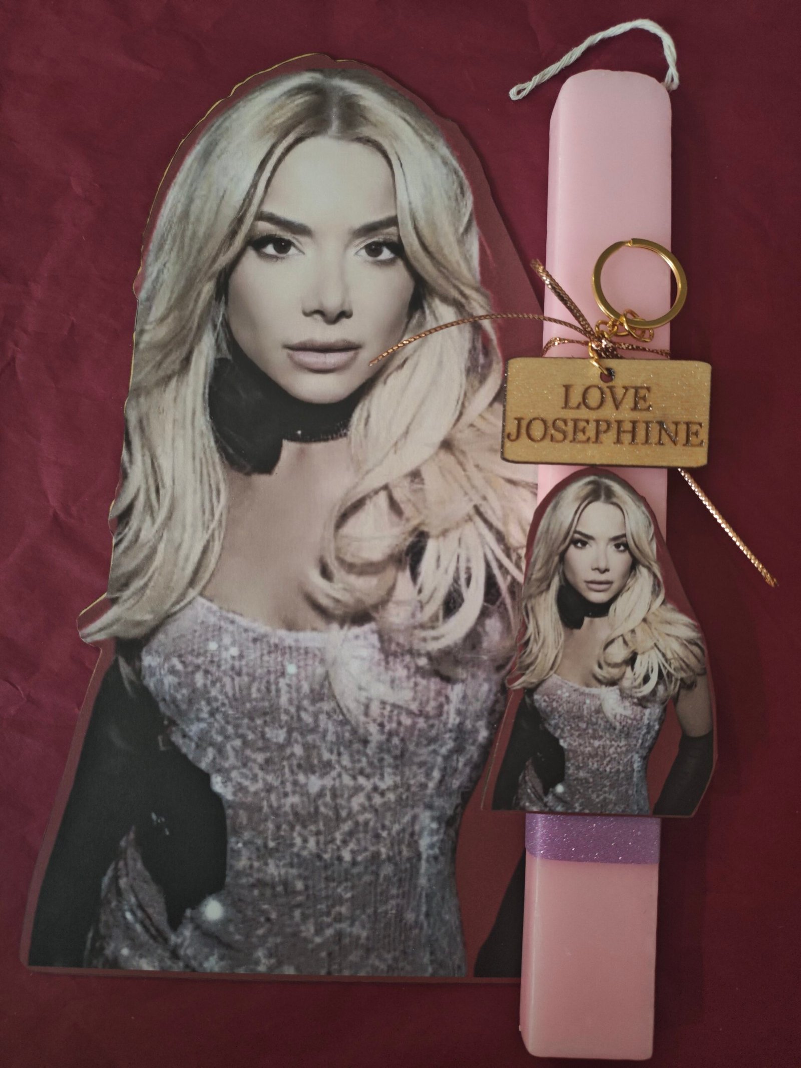 Λαμπάδα "LOVE JOSEPHINE" με εκτυπωμένη ξύλινη πλάτη και μπρελόκ