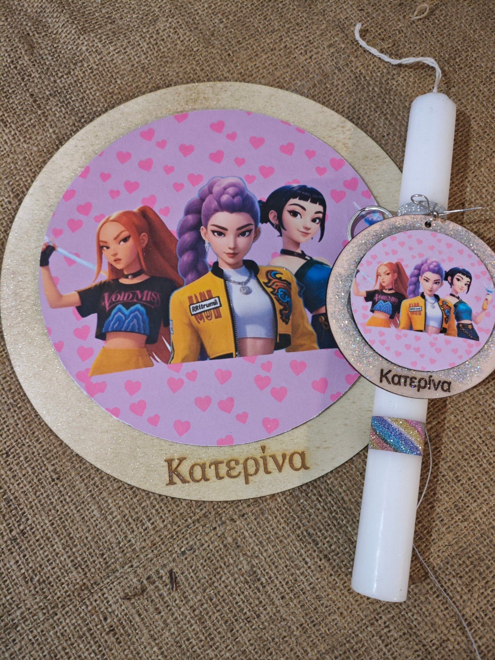 Λαμπάδα Huntrix σετ με διακοσμητικό και μπρελόκ με όνομα