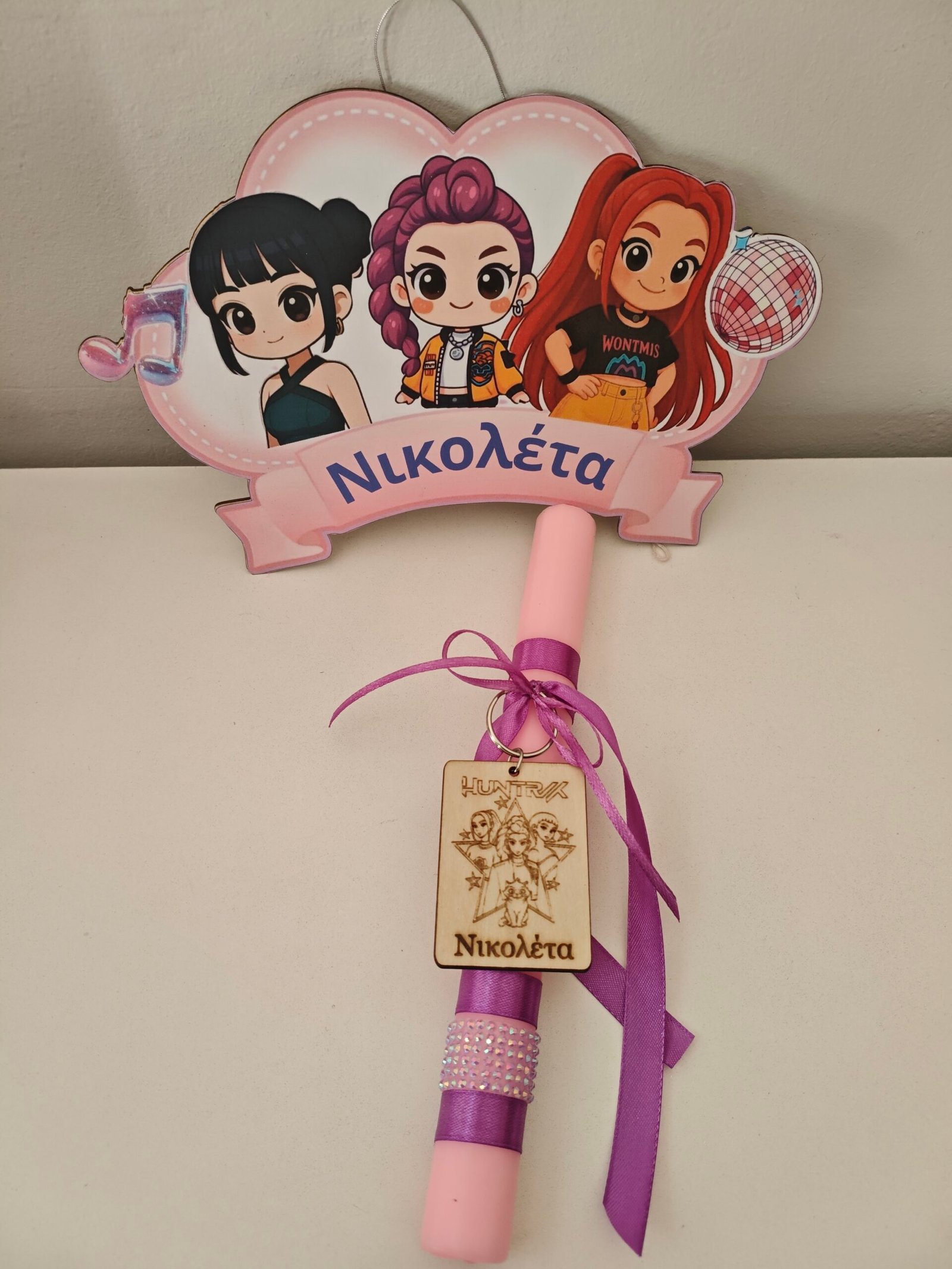 Λαμπάδα "huntrix" με διακοσμητικό δωματίου και μπρελόκ