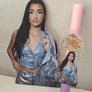 Λαμπάδα "Αναστασία" με διακοσμητική ξύλινη πλάτη και μπρελόκ